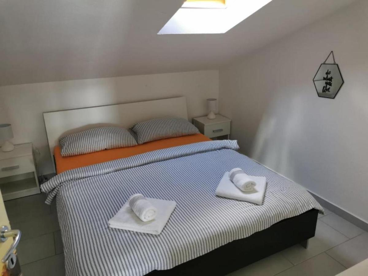 Apartman Sutalo โกมาร์นา ภายนอก รูปภาพ